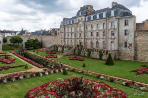 un grand bâtiment avec un jardin en face dans l'établissement Studio SAINT-VINCENT 150M DU PORT, à Vannes
