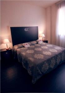 Habitación de hotel con 1 cama y 2 lámparas en Hotel Giulio Cesare en Rímini