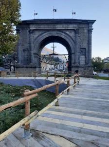 einen Steinbogen mit einem Zaun davor in der Unterkunft Appartamento" Le Bourg 61" VDA CIR 0208 in Aosta