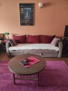 een woonkamer met een bank en een salontafel bij Studio apartman Vuković in Varaždin