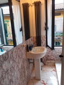 een badkamer met een wastafel en een spiegel bij Romeo and Juliet Apartaments in Bergamo