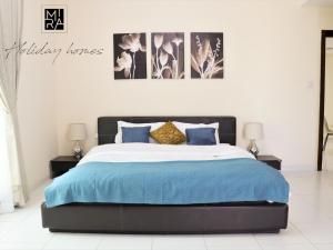 En eller flere senge i et værelse på Spacious one bedroom in Al Jadaf - 5 min to metro