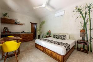 Postel nebo postele na pokoji v ubytování Trece Lunas Tulum - Enchanted Resort