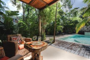 Bazén v ubytování Trece Lunas Tulum - Enchanted Resort nebo v jeho okolí