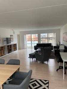 Posezení v ubytování CITY LUX APARTMENT, 2 FULL BATHROOMs, 4th