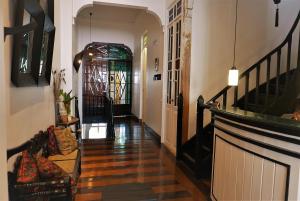 przedpokój domu ze schodami i drzwiami w obiekcie Aram Yamí Boutique Hotel w mieście Salvador