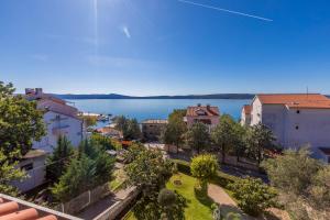 una vista aérea de una ciudad con un cuerpo de agua en Ivan & Anka apartments BOJKO, en Selce