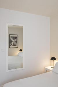 Postel nebo postele na pokoji v ubytování LATROUPE Grand Place Hostel