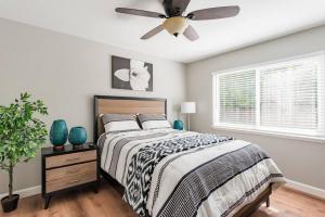 um quarto com uma cama e uma ventoinha de tecto em Posh home near Santana Row for vacation/business em San Jose