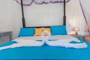 Un pat sau paturi într-o cameră la Rock Violet Lakefront Cabanas & Restaurent