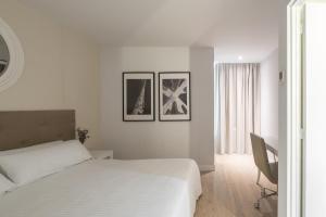 Postel nebo postele na pokoji v ubytování LATROUPE Grand Place Hostel