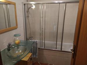 un bagno con lavandino e doccia di Ericeira II - Apartment with Pool - Horizonte Mar a Ericeira