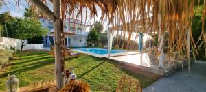 een buitenuitzicht op een villa met een zwembad bij Heavenly Views-1- Maisonette with pool close to the Beach in Oropos