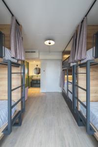 Postel nebo postele na pokoji v ubytování LATROUPE Grand Place Hostel