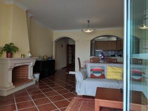 un soggiorno con un divano bianco e un camino di Ericeira II - Apartment with Pool - Horizonte Mar a Ericeira