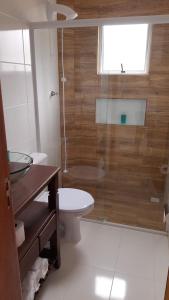 拉古納的住宿－Apto 1 quarto em Laguna SC a 10 min da praia mar grosso - 101，浴室配有卫生间、盥洗盆和淋浴。