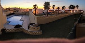 vista sulla piscina in cima a un edificio di Ericeira II - Apartment with Pool - Horizonte Mar a Ericeira