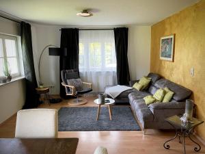 奧伯基希的住宿－Ferienwohnung Hesselbach，客厅配有沙发和椅子