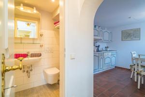 提努姆Schallers Hüs 5 - Bungalow的房间里有水槽和马桶的浴室