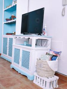 een wit entertainmentcentrum met een tv bovenop bij El Mirador de Torremari - Nudista - Vera playa in Vera