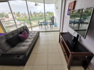 - un salon avec un canapé et une table dans l'établissement Estudio 310 Nuevo Vallarta, frente al mar, totalmente equipado y amueblado!, à Nuevo Vallarta