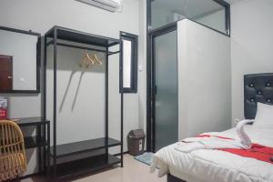 Postel nebo postele na pokoji v ubytování RedDoorz Plus @ Kalpataru + 2 fotografie