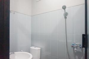 Koupelna v ubytování RedDoorz Plus @ Kalpataru