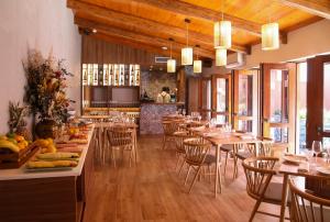 里斯本Vincci Alfama的铺有木地板、桌椅的餐厅