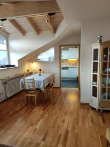 eine Küche und ein Esszimmer mit einem Tisch und Stühlen in der Unterkunft Ferienwohnung Imberger Horn - Sonthofen in Sonthofen