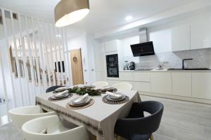 a kitchen and dining room with a table and chairs at Tita Suite in Corralejo