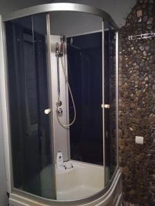 y baño con ducha y bañera con espejo. en Карпатські ночі Чан на території, en Yaremche