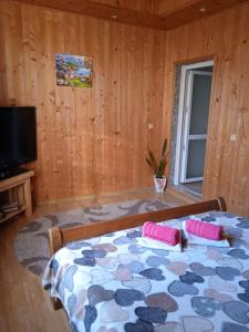 sypialnia z łóżkiem z różowymi poduszkami w obiekcie Карпатські ночі w Jaremczach