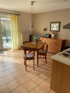 eine Küche mit einem Tisch und Stühlen im Zimmer in der Unterkunft Boddenblick Lauterbach Rügen in Lauterbach