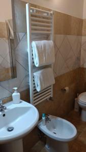 bagno con lavandino bianco e servizi igienici di Rainbow Sweet Rooms a Valmontone