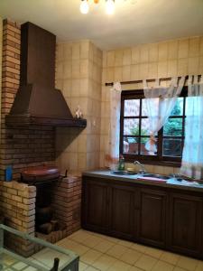 a kitchen with a stove and a sink and a window at Casa rural el Burro in Agüimes