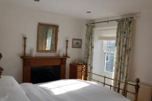 Gallery image of Large cottage, 3 beds all en-suite, small village location overlooking Mousehole in Penzance