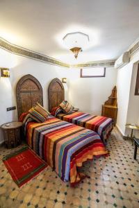 1 dormitorio con 2 camas en una habitación en Riad Jardin Chrifa, en Fez