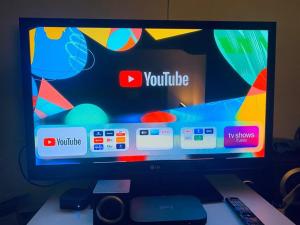 un monitor de computadora con aktop en Park Drive TownHouse, en Mánchester