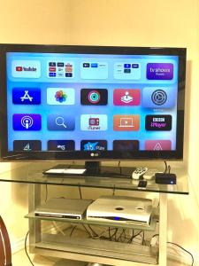 TV i/ili multimedijalni sistem u objektu Park Drive TownHouse
