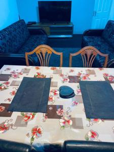 Park Drive TownHouse في مانشستر: طاولة مع قطعة قماش مع الزهور عليها