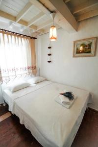 Een bed of bedden in een kamer bij Grape Island Bozcaada Guest House