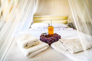 Una cama o camas en una habitación de Grape Island Bozcaada Guest House