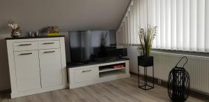 A television and/or entertainment centre at Ferienwohnung Südharz