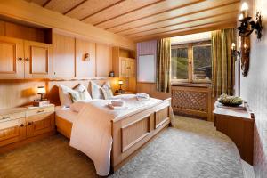 ein großes Schlafzimmer mit einem großen Bett und einem Fenster in der Unterkunft Haus Seinader by Alpine Host Helpers in Kirchberg in Tirol