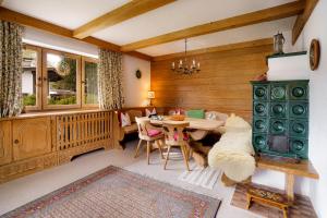 ein Wohnzimmer mit einem Tisch und einem Esszimmer in der Unterkunft Haus Seinader by Alpine Host Helpers in Kirchberg in Tirol