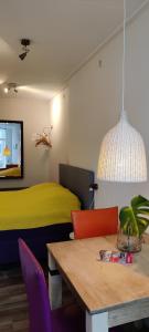 レーワルデンにあるBed in de binnenstad ♡ bed downtownのベッド1台、木製テーブル、ダイニングルームが備わります。