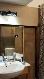 bagno con lavandino e specchio di LOVINGENOA DUCALE a Genova
