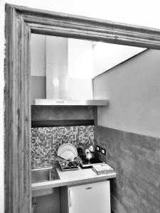 una piccola cucina con lavandino e piano di lavoro di LOVINGENOA DUCALE a Genova