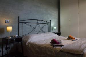 - une chambre avec un grand lit et une tête de lit en métal dans l'établissement L'originario Salviano family apartment, à Livourne