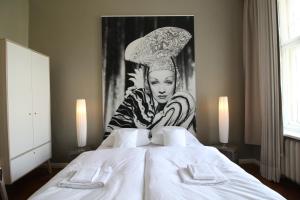 a bedroom with a bed with a painting on the wall at ArtHotel Connection in Berlin